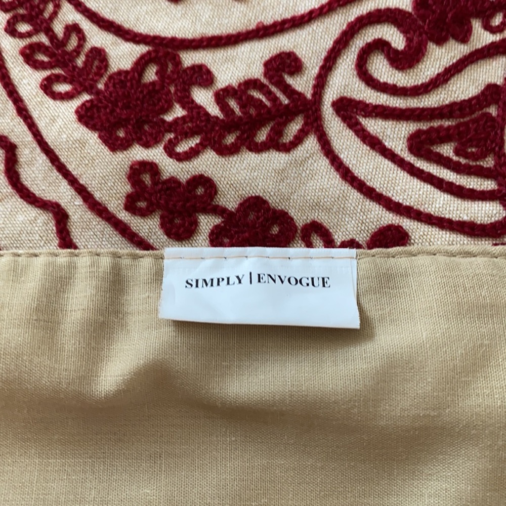 Detailed Table Runner - Picture 6 of 6